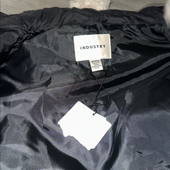 NWT Nordstrom Industry Black Puffer Vest size XS - Picture 5 of 10